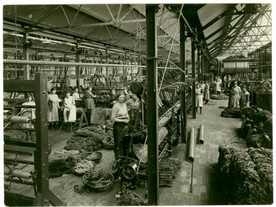 シェニール巻き、カーペット工場、1923 作： English Photographer