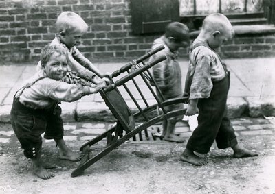 子供の貧困、ロンドン 作： English Photographer