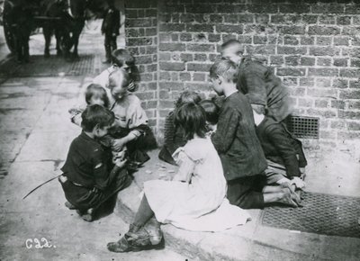 子供の貧困、ロンドン 作： English Photographer