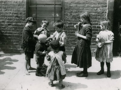 子供の貧困、ロンドン 作： English Photographer