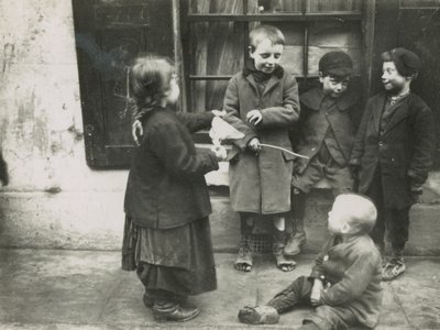 子供の貧困、ロンドン 作： English Photographer