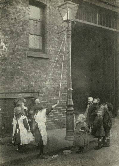 子供の貧困、ロンドン 作： English Photographer