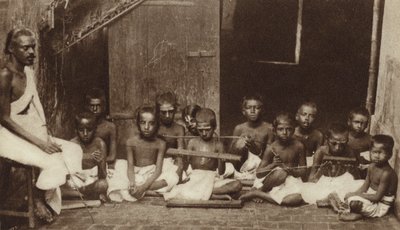 インドの学校での子供たちと先生（モノクロ写真 作： English Photographer