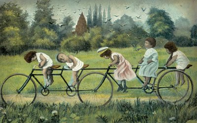 四輪自転車に乗る子供たち（カラー写真） 作： English Photographer