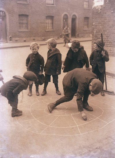 ロンドンの街で遊んでいる子供たち 作： English Photographer