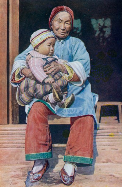 ズボンをはいて、孫と一緒に中国人の祖母 作： English Photographer