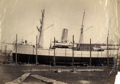 1888年に打ち上げの準備ができているスリップの中国の収益巡洋艦「李金」または彼女の姉妹船「カイパン」 作： English Photographer
