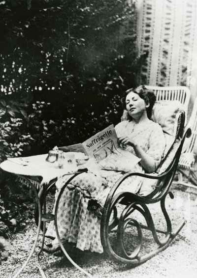 クリスタベルパンクハースト（1881〜1969年）、ザサフラゲットc.1905-14のコピーを読む 作： English Photographer