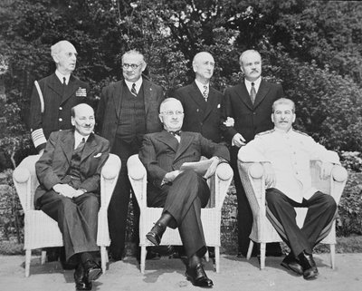 ポツダム会談でのクレメント・アトリー（1883-1967）とハリー・S・トルーマン大統領（1884-1972）とヨシフ・スターリン（1879-1953） 作： English Photographer