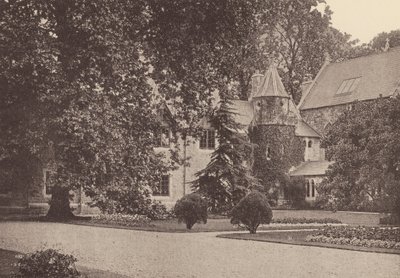 ローハンプトンの聖心修道院：テラスの東端と修養院（モノクロ写真） 作： English Photographer