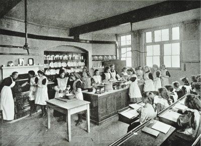 料理教室、1896年 作： English Photographer