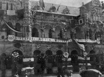 シンガポール市庁舎の装飾、キングのイラスト、1901年5月25日 作： English Photographer