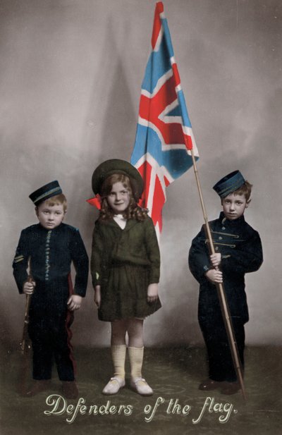 Defenders of the Flag、ユニオンジャックを持った制服を着た3人の子供たち（写真 作： English Photographer