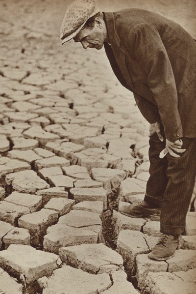 1934年の干ばつで干上がったノーザンプトンシャー州ケタリングの貯水池（モノクロ写真） 作： English Photographer