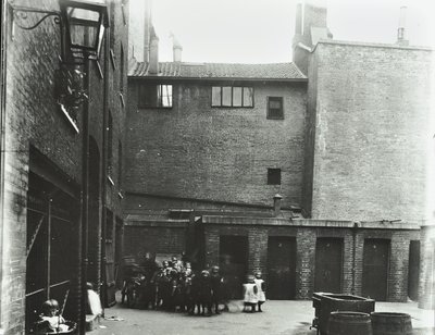 ダッフェリンストリート：コスターモンガーズビルディング、ロンドン、1896 作： English Photographer