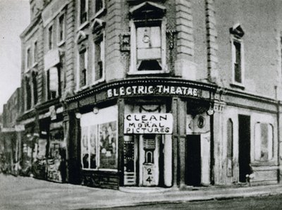 初期のノミ映画、オールドケントロードのネルソンエレクトリックシアター、きれいな道徳写真 作： English Photographer