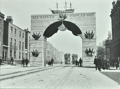 東インドドックロード：一時的なアーチ道、ビクトリアダイヤモンドジュビリー、1897 作： English Photographer
