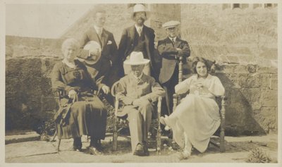 エドワード・ハドソンと仲間たち、リンディスファーン、1918年頃（ゼラチンプリント） 作： English Photographer