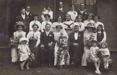 エドワーディアンの結婚写真、1910年頃（モノクロ写真） 作： English Photographer