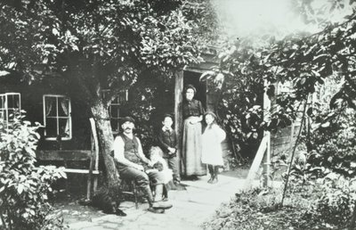 エルダーロード：ローズコテージ、1890 作： English Photographer