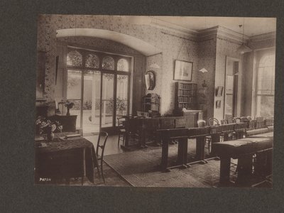 ロンドン、イースト・フィンチリーのエルムシャースト女学校（1910年頃）（モノクロ写真 作： English Photographer