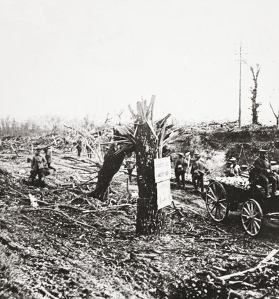 エンジニアは、1918年にアミアンのための闘争中に砲撃によって損傷したハンガード近くの軽鉄道を修理します。 作： English Photographer