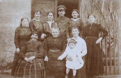 第一次世界大戦中のイギリス人兵士と地元民のグループ、北欧、おそらくフランス（モノクロ写真 作： English Photographer