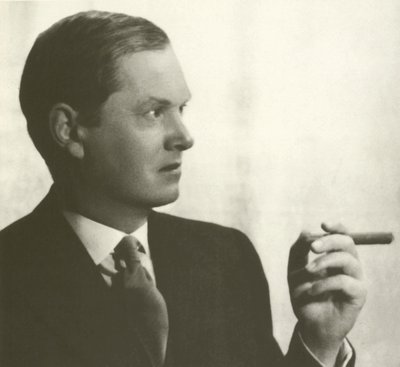 Evelyn Waugh、ポートレート、葉巻を吸う（モノクロ写真 作： English Photographer