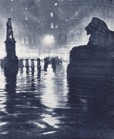 ロンドン、トラファルガー広場の夕映え（モノクロ写真） 作： English Photographer