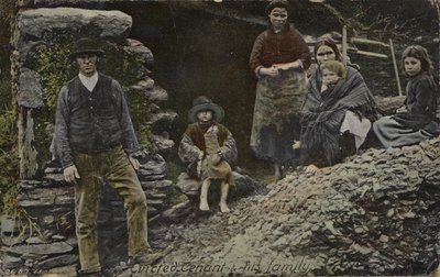 立ち退きされたテナントとその家族、アイルランド（カラー写真） 作： English Photographer
