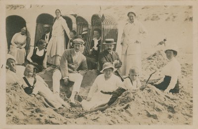 海辺で家族。 1913年に送られたはがき。 作： English Photographer