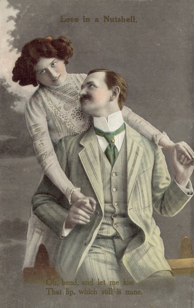 おしゃれをしてキスをするカップル（カラー写真） 作： English Photographer