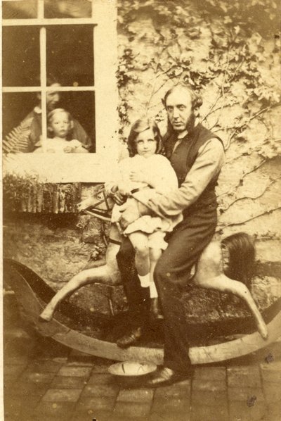 父と娘がロッキングホースに座って、兄と母が窓から見る、1860年代（アルブメンプリント） 作： English Photographer