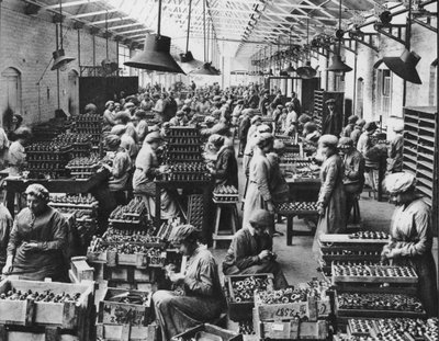第一次世界大戦中の女性労働者（モノクロ写真 作： English Photographer
