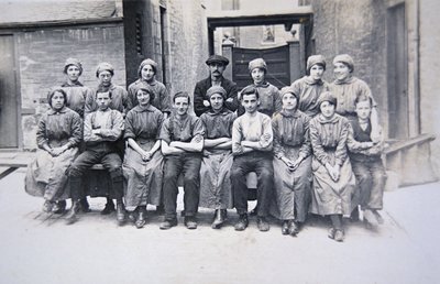 ロンドン、ウリッジアーセナルで働く女性たち（モノクロ写真 作： English Photographer