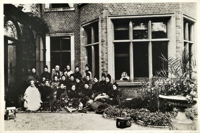 フローレンスナイチンゲール、ハリー卿、バーニー夫人、クレイドンハウスのナイチンゲールの看護師、1886年 作： English Photographer