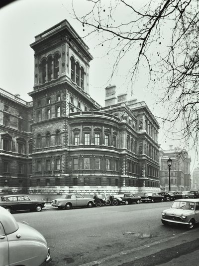 Foriegn Office、Whitehall、Westminster LB：セントジェームスパークへの標高、1896 作： English Photographer