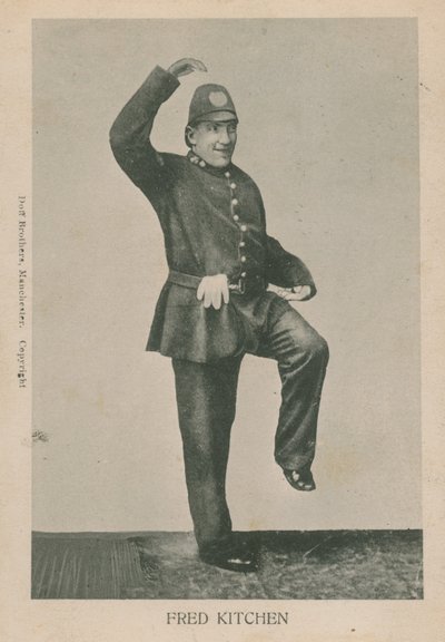 フレッドキッチン、踊る警官 作： English Photographer