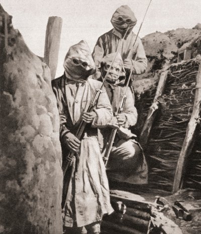 第一次世界大戦中にフランスの歩兵がドイツの毒ガスから身を守るために人工呼吸器を着用、1915年のThe Illustrated War News 作： English Photographer