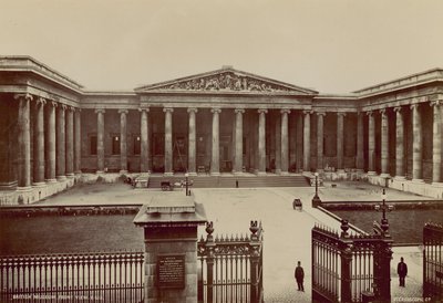 大英博物館の正面図 作： English Photographer