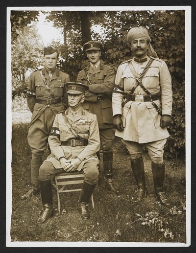 ジェームス ウィルコックス将軍と彼の本部 [フランス、メルビル] の庭にいる彼の個人スタッフ。 1915年7月31日（ゼラチン・シルバー・プリント） 作： English Photographer