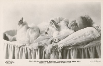 赤ちゃんの頃のGeorge Lascelles（モノクロ写真 作： English Photographer