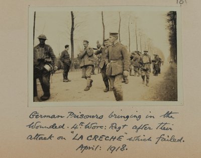 負傷者を連れ込んだドイツの囚人、第4回、ウォーク：Rgt。 1918年4月に失敗した「ラクレッシュ」への攻撃の後 作： English Photographer