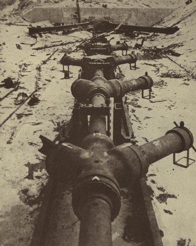 フランス海岸の崖に掘られたパイプからロンドンに向けて弾丸を発射することを目的としたドイツの秘密兵器。第二次世界大戦中、ノルマンディー上陸作戦後に進軍してきた連合軍によって発見された。 作： English Photographer
