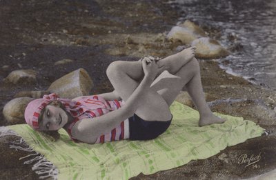 ビーチのタオルの上に横たわる少女（カラー写真） 作： English Photographer