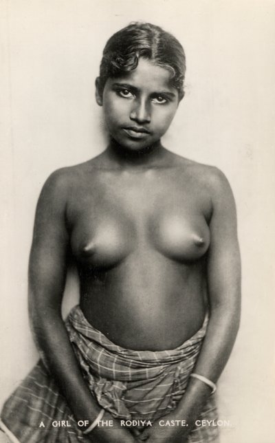 スリランカのロディヤ カーストの少女 (白黒写真) 作： English Photographer