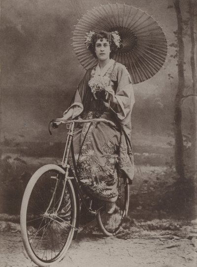 日本のファッションに身を包んだ自転車の女の子 作： English Photographer