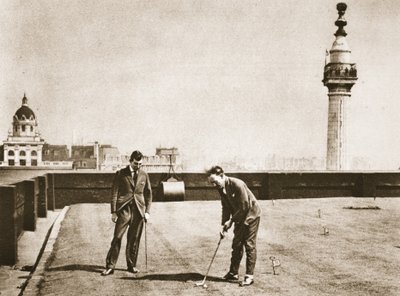 ワンダフルロンドンのアデレードハウスの屋上でのオフィスワーカーのためのゴルフ練習、1926-27年公開（グラビア） 作： English Photographer