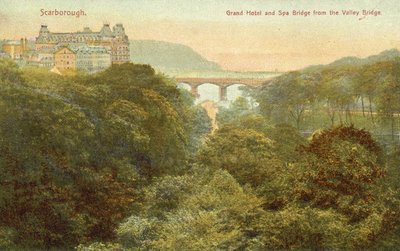 グランドホテルと橋、スカボロー（カラー写真） 作： English Photographer