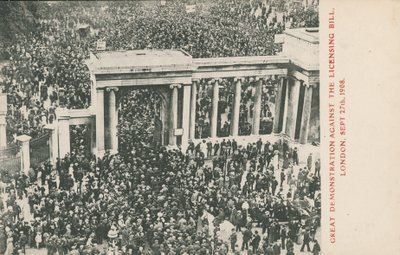 1908年9月27日、ロンドンでのライセンスビルに対する大デモ 作： English Photographer